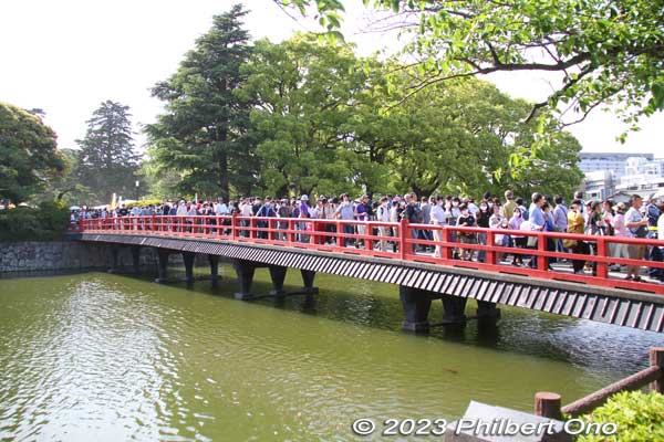 Gaku Bridge across the castle moat goes to Odawara Castle grounds where they had food stalls. 学橋
Keywords: Kanagawa Odawara Hojo Godai Matsuri Festival samurai parade
