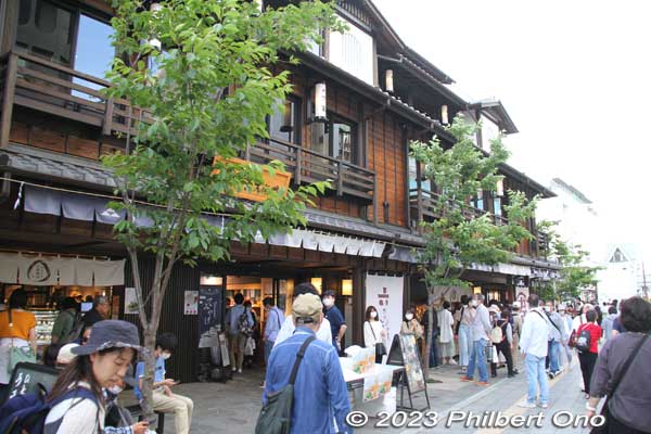 Tourist shopping complex near the station, crowded.
Keywords: Kanagawa Odawara Hojo Godai Matsuri Festival samurai parade