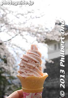 Cherry Blossom flavored ice cream for 300 yen. Wasn't worth it.
Keywords: kanagawa odawara castle cherry blossoms sakura flowers