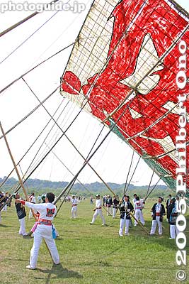 Preparing the big one.
Keywords: kanagawa, sagamihara, giant kite, matsuri, festival, odako