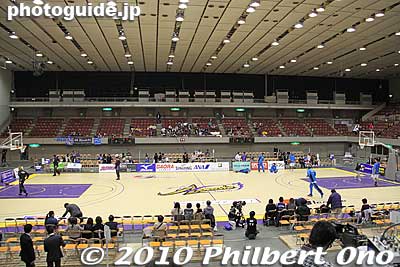 On March 6, 2010 (Sat.), the Shiga Lakestars played against Tokyo Apache. The game was held at the Yokohama Bunka Gymnasium in Yokohama.
Keywords: kanagawa yokohama tokyo apache shiga lakestars basketball game bj league 