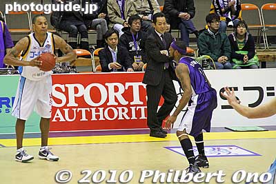 During this game against the Tokyo Apache on March 6, 2010, Mikey Marshall makes his debut as a Shiga Lakestar.
Keywords: kanagawa yokohama tokyo apache shiga lakestars basketball game bj league 