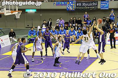 Joho trying to block.
Keywords: kanagawa yokohama tokyo apache shiga lakestars basketball game bj league 