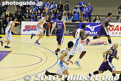 Ray Schafer takes it down.
Keywords: kanagawa yokohama tokyo apache shiga lakestars basketball game bj league 
