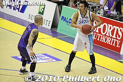 Whenever Cohey (left) is playing defense one-on-one, I notice that he's always staring into his opponent's eyes. It seems that he's trying to gauge his opponent's next move.
Keywords: kanagawa yokohama tokyo apache shiga lakestars basketball game bj league 