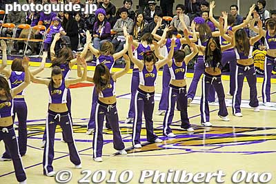 Tokyo Apache Dance Team. I dunno how the team can afford such a huge group of cheerleaders. They number almost double the number of most team's cheerleaders.
Keywords: kanagawa yokohama tokyo apache cheerleaders basketball game bj league 