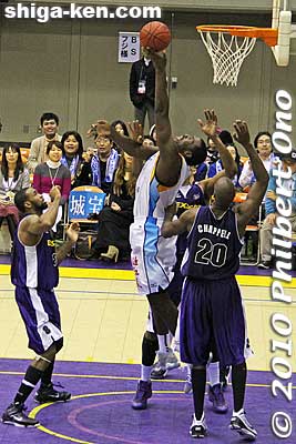 Gary Hamilton shoots.
Keywords: kanagawa yokohama tokyo apache shiga lakestars basketball game bj league 