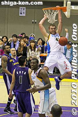 Ray Schafer dunks one and thrills the crowd.
Keywords: kanagawa yokohama tokyo apache shiga lakestars basketball game bj league 