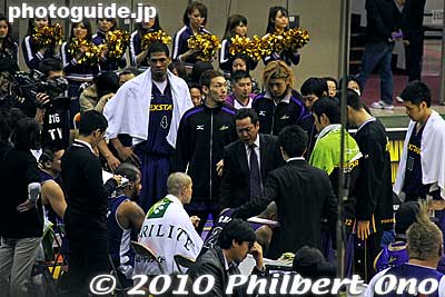 Tokyo Apache head coach in a huddle.
Keywords: kanagawa yokohama tokyo apache shiga lakestars basketball game bj league 