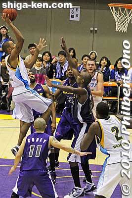Mikey shoots.
Keywords: kanagawa yokohama tokyo apache shiga lakestars basketball game bj league 