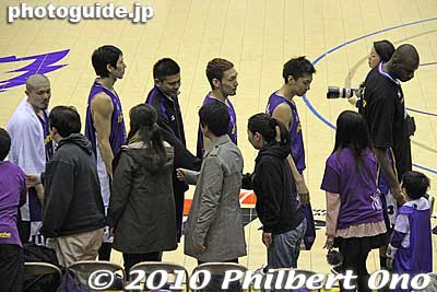 Tokyo Apache shake hands with fans.
Keywords: kanagawa yokohama tokyo apache shiga lakestars basketball game bj league 