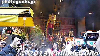 The lions jammed the streets with people wherever they went.
Keywords: kanagawa yokohama chinatown chinese new year