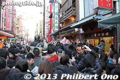 Crowd gathers wherever the lion is.
Keywords: kanagawa yokohama chinatown chinese new year