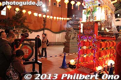 Pay a fee to ring the gong and walk through the palanquin for good luck.
Keywords: kanagawa yokohama chinatown chinese new year Ma Zhu Miao Temple Masobyo