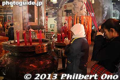 New Year's prayers at Ma Zhu Miao Temple Masobyo, Yokohama.
Keywords: kanagawa yokohama chinatown chinese new year Ma Zhu Miao Temple Masobyo matsuri2