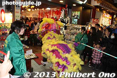 More lion dances.
Keywords: kanagawa yokohama chinatown chinese new year lion dance shishimai