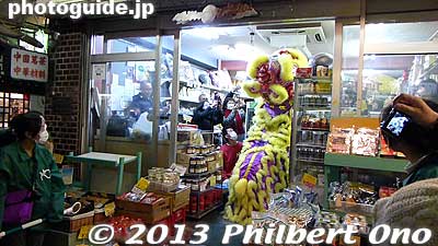 Keywords: kanagawa yokohama chinatown chinese new year lion dance shishimai