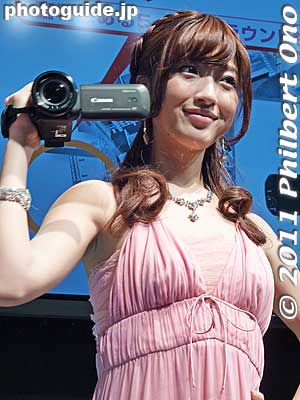 Canon girl showing off the latest consumer camcorder.
Keywords: kangawa yokohama cp+ camera photo imaging expo show 