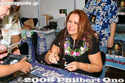 The festival featured a few celebrities from Hawaii such as Amy Hanaiali'i who was signing autographs on her new CD.
Keywords: kanagawa yokohama hawaii festival osanbashi osambashi pier dock japanceleb