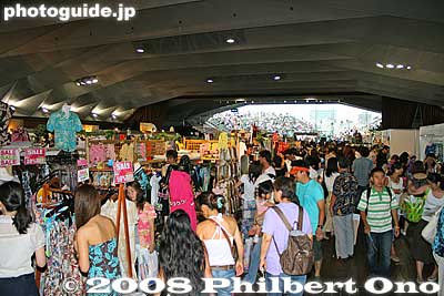 This huge Osambashi Hall was filled with stalls selling mainly Hawaiian clothing.
Keywords: kanagawa yokohama hawaii festival osanbashi osambashi pier dock goods shop matsuri7