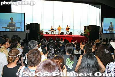 At one end was the Hall Stage where more people entertained.
Keywords: kanagawa yokohama hawaii festival osanbashi osambashi pier dock