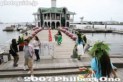 June 9, 2007. Hula dancers rush to Pukari Sanbashi Pier where the Hokule'a canoe is to dock. ぷかりさん橋
Keywords: kanagawa yokohama port pier boat canoe hokulea hawaiian