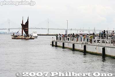 Nearing Pukari Sanbashi Pier. The question was, which side of the pier would it dock? (Was going the other side so I rushed over to the other side.)
Keywords: kanagawa yokohama port pier boat canoe hokulea hawaiian
