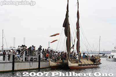Hokule'a arrives right on schedule at 11 am on June 9, 2007. Yokohama is its last stop.
Keywords: kanagawa yokohama port pier boat canoe hokulea hawaiian