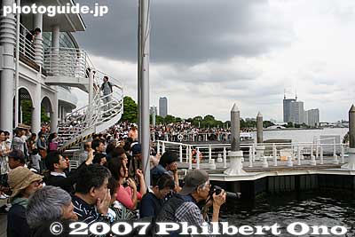 Crowd on the waterfront near the pier.
Keywords: kanagawa yokohama port pier boat canoe hokulea hawaiian