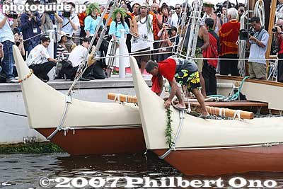 Captain Bruce Blankenfeld places a lei on the bow.
Keywords: kanagawa yokohama port pier boat canoe hokulea hawaiian