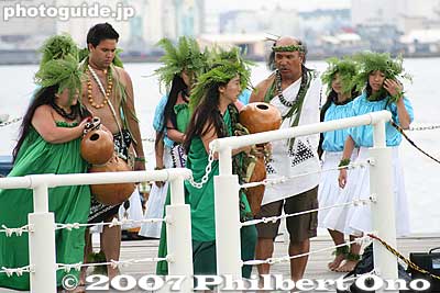 Hula dancers take part in arrival ceremonies.
Keywords: kanagawa yokohama port pier boat canoe hokulea hawaiian