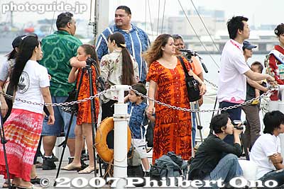Former Yokozuna Akebono (blue shirt) and his family were also on the pier. (Wife and daughter in orange.)
Keywords: kanagawa yokohama port pier boat canoe hokulea hawaiian