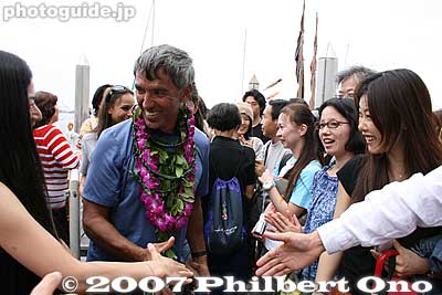 He shook hands with EVERYBODY and ANYBODY.
Keywords: kanagawa yokohama port pier boat canoe hokulea hawaiian