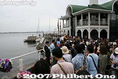 People line up to shake Nainoa's hand or get his autograph or take his picture.
Keywords: kanagawa yokohama port pier boat canoe hokulea hawaiian