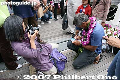 Nainoa has a habit of crouching on his knees so he can use his knee as a backing to sign autographs.
Keywords: kanagawa yokohama port pier boat canoe hokulea hawaiian