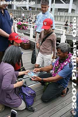 "Here you go!"
Keywords: kanagawa yokohama port pier boat canoe hokulea hawaiian