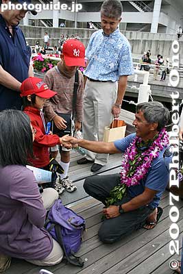 Plus a handshake for this little guy...
Keywords: kanagawa yokohama port pier boat canoe hokulea hawaiian