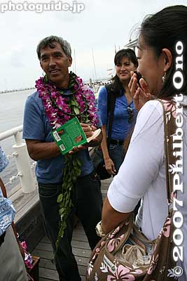 He never refused to sign an autograph.
Keywords: kanagawa yokohama port pier boat canoe hokulea hawaiian