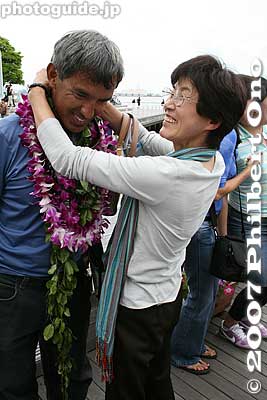 This woman put a small necklace on him.
Keywords: kanagawa yokohama port pier boat canoe hokulea hawaiian