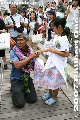 The little girl was in awe and speechless.
Keywords: kanagawa yokohama port pier boat canoe hokulea hawaiian