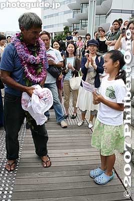 He accepts the little girl's impressive gift.
Keywords: kanagawa yokohama port pier boat canoe hokulea hawaiian