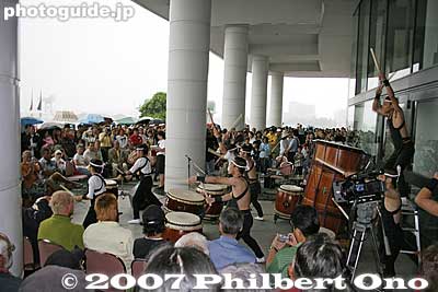 June 10, 2007. A formal welcoming ceremony was held the next day on an outdoor terrace near the pier. Unfortunately, it was a rainy day and attendance was much smaller than the day before. 入港歓迎セレモニー
Keywords: kanagawa yokohama port pier boat canoe hokulea hawaiian