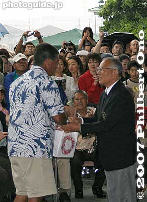 Captain Blankenfeld receives a gift.
Keywords: kanagawa yokohama port pier boat canoe hokulea hawaiian