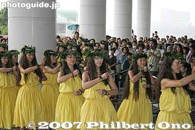 The ceremony included hula chanting and dancing.
Keywords: kanagawa yokohama port pier boat canoe hokulea hawaiian hula girls dancers