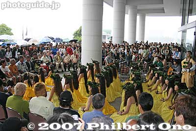 Keywords: kanagawa yokohama port pier boat canoe hokulea hawaiian hula girls dancers
