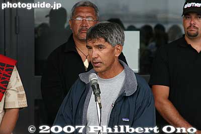Nainoa Thompson gave a touching speech about Japan-Hawaii friendship, their rediscovery of Japan ("Japan is not just Tokyo"), and Hokule'a's mission.
Keywords: kanagawa yokohama port pier boat canoe hokulea hawaiian nainoa thompson