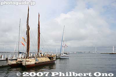 Hokule'a, Kama Hele, and Yokohama Bay Bridge. Also see [url=http://photoguide.jp/pix/thumbnails.php?album=580]photos of the canoe tour[/url].
Keywords: kanagawa yokohama port pier boat canoe hokulea hawaiian dock