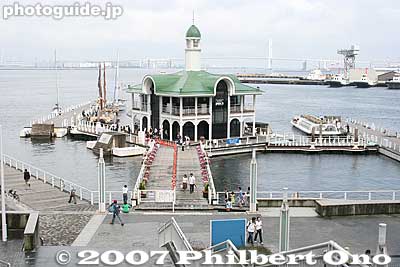 Pukari Sanbashi Pier. Hokule'a can be seen on the left. On the right is another pier for sightseeing boats. The building in the middle is a resthouse.
Keywords: kanagawa yokohama port pier boat canoe hokulea hawaiian dock