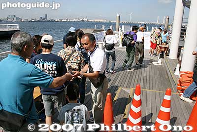 Like at its other stops in Japan, Hokule'a offered free onboard canoe tours to the public during its one-week stay in Yokohama. A reservation ticket (seiriken) had to be obtained beforehand. (I got one at 1:30 pm on June 11, 2007.)
We could see the top deck, rudder, masts, cramped sleeping quarters, food pantry, and more of this legendary canoe named after a star named Hokulea in Hawaiian. Entry to Hokule'a canoe tour on June 11, 2007.
Keywords: kanagawa yokohama port hokulea canoe boat sail hawaiian