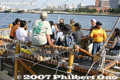 The tour group was split into two. One group here was at the stern, listening to a talk by Kanako Uchino, a Japanese crew member.
Keywords: kanagawa yokohama port hokulea canoe boat sail hawaiian